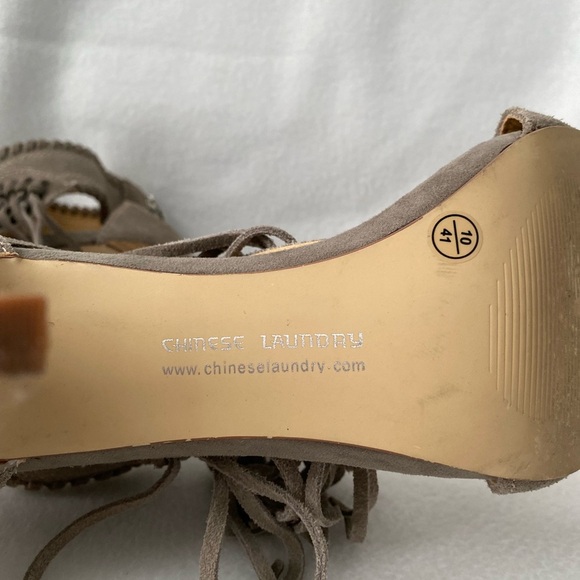 Chinese Laundry Sante Fe Grey Suede Leather Fringe Open Toe Sandals size 10 - Picture 10 of 16